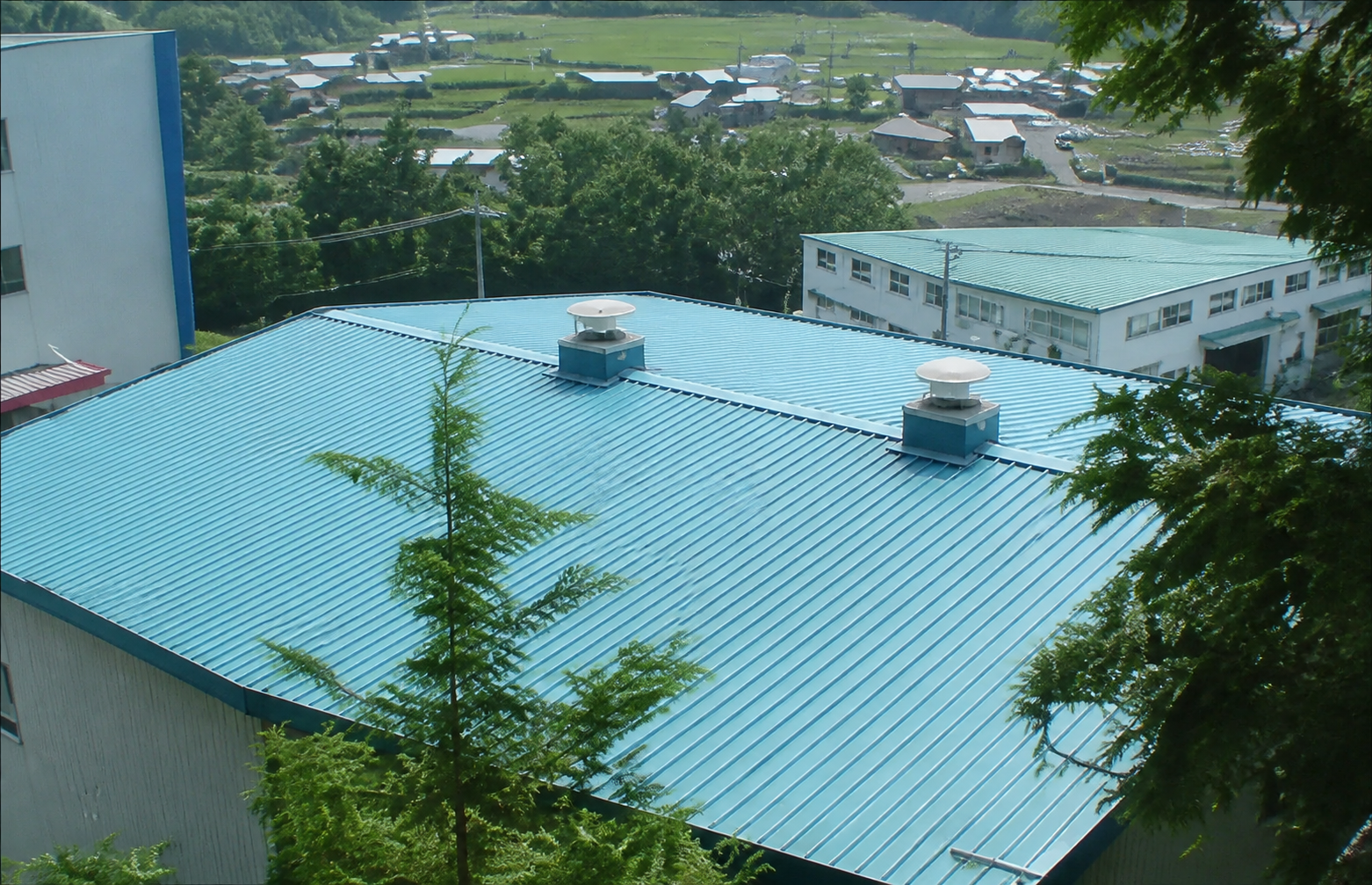 折板屋根・施工前（青い屋根）